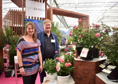 Willianne Sluiter van Incredible Roses en Peter Cox van Pheno Geno Roses presenteren hun eetbare rozen ‘Taste of Love’.